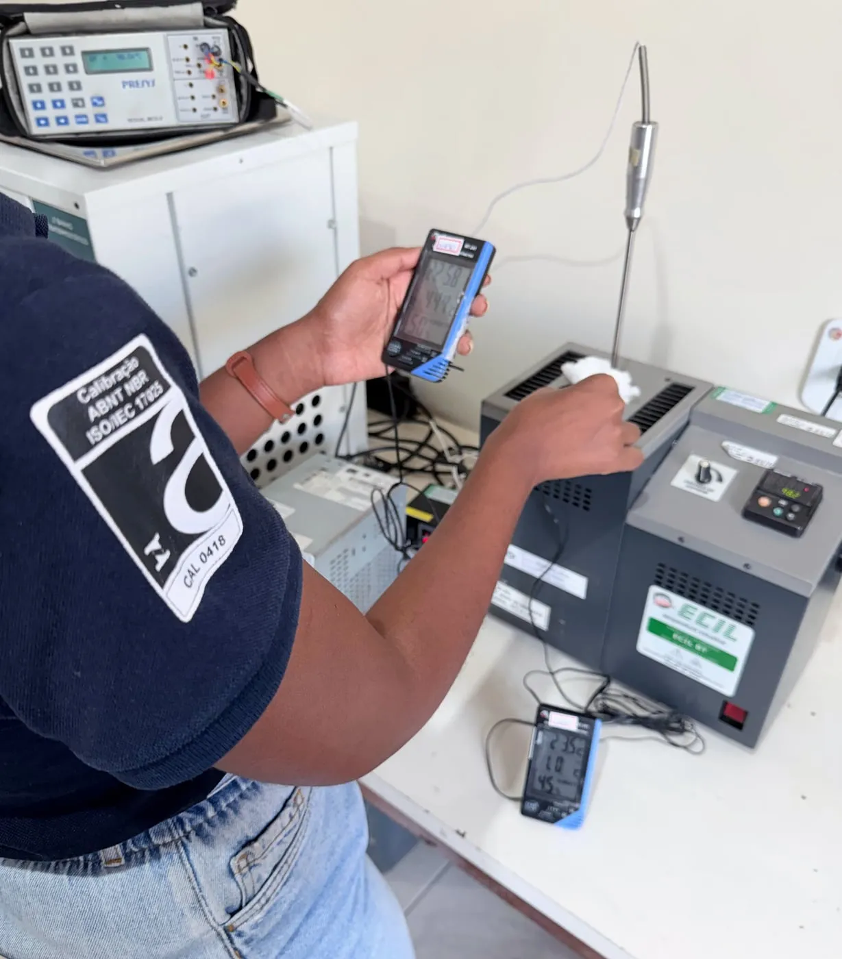Termo-higrômetro digital comparado com o padrão junto ao forno de calibração