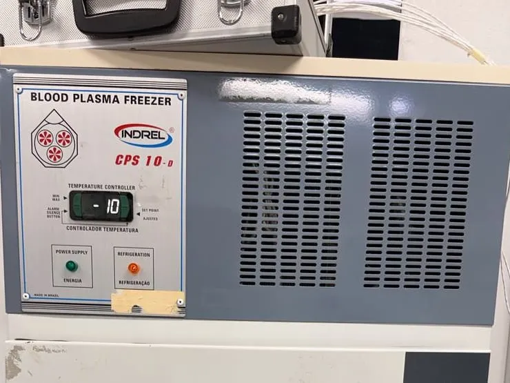 Freezer de plasma em ensaio, com o controlador marcando −10 °C e os cabos dos sensores do ensaio descendo ao lado.