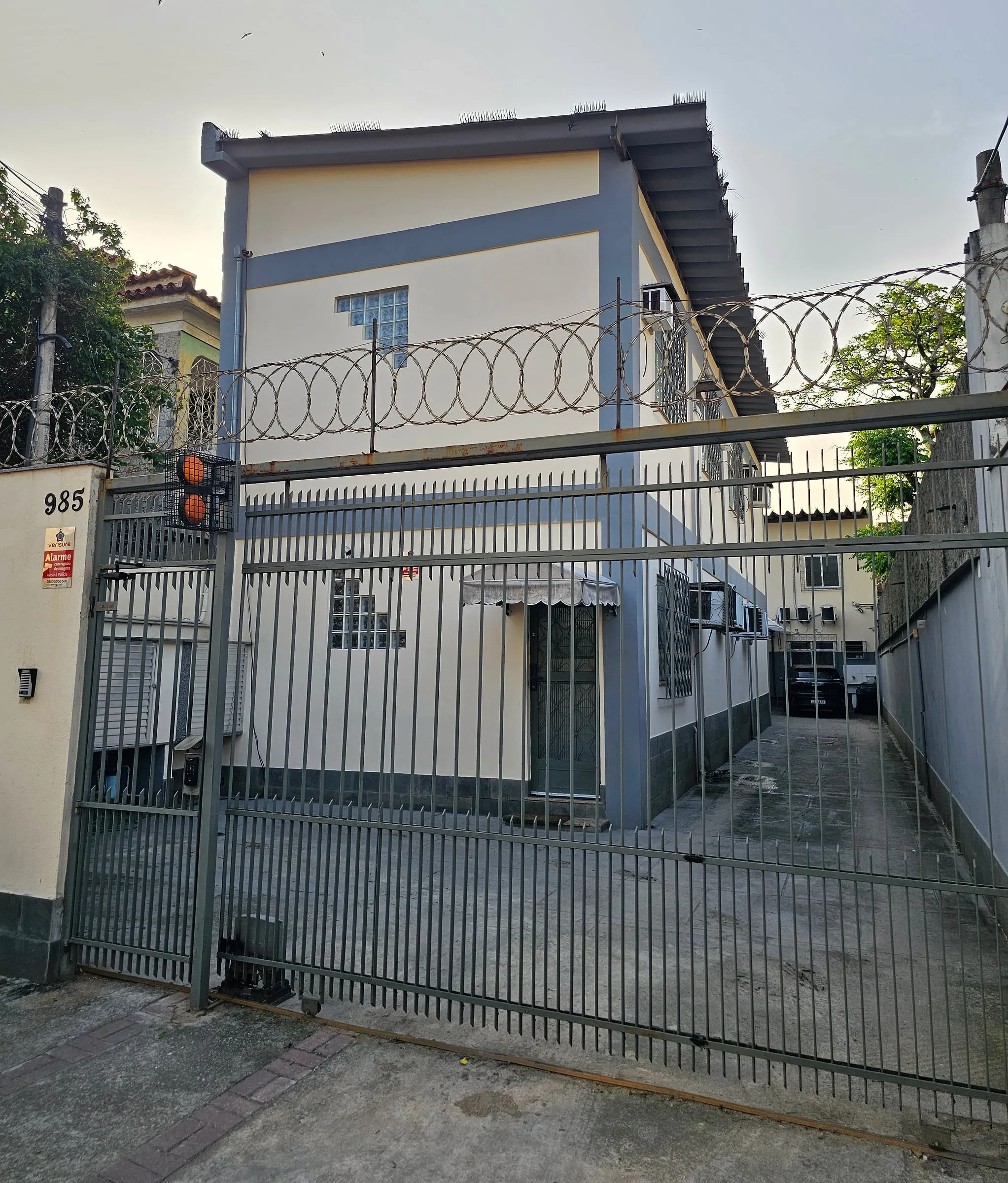 Fachada da sede da SJS, número 985, em Olaria, Rio de Janeiro.