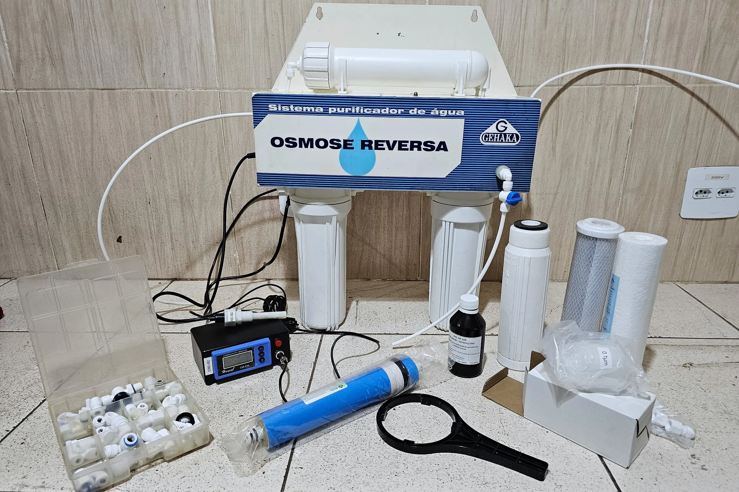 Sistema de osmose reversa com filtros, membrana nova e ferramentas para a troca.